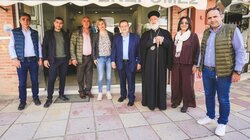 Βόλτα και πασχαλινές ευχές από τον Μητροπολίτη Ανδρέα, τον Βασίλη Κεγκέρογλου και συνεργάτες του Δημάρχου