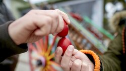 Κόκκινα αυγά: Το έθιμο του τσουγκρίσματος και ο συγκινητικός συμβολισμός