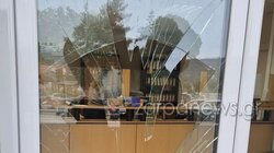 Χανιά: Άγνωστοι έσπασαν το τζάμι πόρτας στο κτήριο της Πολεοδομίας στη Σούδα