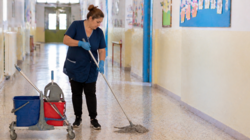 σχολική-καθαρίστρια-ΑΙ