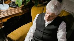 Ηλικιωμένος, Ύπνος, Πολυθρόνα