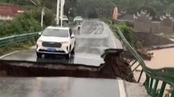 Κίνα: Αυτοκίνητο έπεσε σε ποτάμι μετά την κατάρρευση γέφυρας – Η στιγμή της πτώσης (Βίντεο)