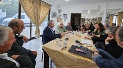 Μανόλης Χνάρης, Κάτοικοι, Συνάντηση