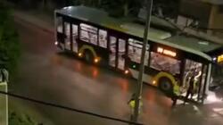 Η στιγμή που οι επιβάτες αστικού λεωφορείου βγαίνουν πανικόβλητοι μετά την πρόσκρουση σε κολόνα
