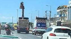 Απίστευτο βίντεο από τον Κηφισιό: Αναβάτες μοτοσυκλέτας γλιτώνουν από κομμάτια πινακίδας που «ξήλωσε» απρόσεκτος οδηγός φορτηγού