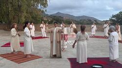 Ξαναζωντανεύει η Κρήτη με ό,τι έχει διαρκές, ακατανίκητο από το χρόνο, αιώνια ανθρώπινο