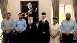 Τον Αρχιεπίσκοπο Σινά, Φαράν και Ραϊθώ κ.κ. Συμεών υποδέχθηκε στο Δημαρχείο Χανίων ο Δήμαρχος Χανίων, Παναγιώτης Σημανδηράκης, παρουσία των Αντιδημάρχων Αναστάσιου Αλόγλου, Ελένης Ζερβουδάκη και Ιωάννη Νικηφοράκη.