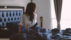Κρατήστε το υπνοδωμάτιο δροσερό χωρίς ανεμιστήρα με ένα απλό αντικείμενο από το μπάνιο