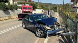 Αυτοκίνητο καρφώθηκε σε κολώνα και την έριξε σε αυλή σπιτιού – Σοκ στο Καστρί