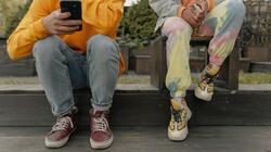 Bank of America: Η Gen Z αποταμιεύει λιγότερο από κάθε άλλη γενιά, αλλά συνεχίζει να ξοδεύει