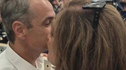 Το φιλί του Κυριάκου στην Ντόρα