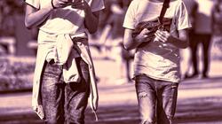 Τι είναι το «Phubbing»: Ο όρος στην αργκό για τη συμπεριφορά που βλάπτει τις σχέσεις