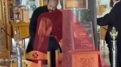 Η οικογένεια του Γιώργου Μαζωνάκη στην Αγία Τριάδα στη λαϊκή αγρυπνία