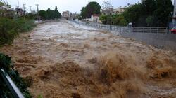 Βαρύ το αποτύπωμα της κακοκαιρίας σε Ρόδο, Εύβοια και Σποράδες: Εικόνες καταστροφής και δρόμοι κομμένοι στα δύο