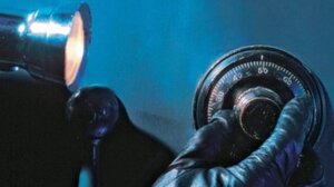 Κλοπή αλά… Χόλιγουντ στη Θεσσαλονίκη: Πέταξαν χρηματοκιβώτιο από τον 6ο όροφο