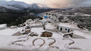 Στα λευκά ντύθηκαν και οι Κυκλάδες