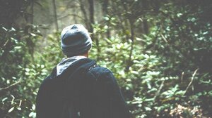 Μια ολόκληρη πόλη ψάχνει ένα φυγά δολοφόνο που «μένει στο δάσος και μπαίνει στις κουζίνες για φαγητό»