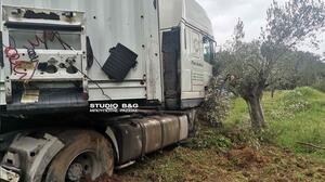 Νταλίκα έπεσε σε χωράφι εξαιτίας της κακοκαιρίας