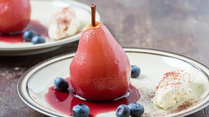 Αχλάδια με σάλτσα κόκκινου κρασιού