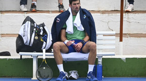 Ο Νόβακ Τζόκοβιτς επέστρεψε στο ξενοδοχείο κράτησης, σύμφωνα με αυτόπτη μάρτυρα 