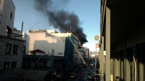 Πυρκαγιά σε στέγη κεντρικού κτιρίου στον Βόλο