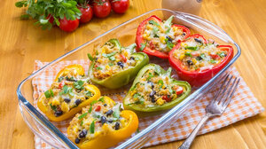 Πιπεριές γεμιστές με κινόα και μαύρα φασόλια