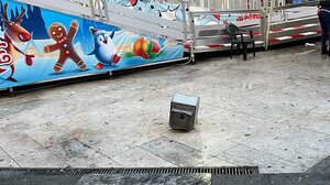 Κίνδυνος το σπασμένο φωτιστικό στην πλατεία