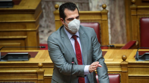 Διαδήλωση αντιεμβολιαστών έξω από το σπίτι του Θάνου Πλεύρη