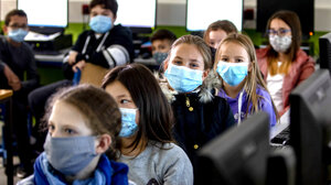 Με απλή μάσκα τα παιδιά στο σχολείο από Δευτέρα