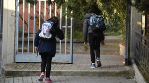 Αναστάτωση σε δημοτικό σχολείο - Εξωσχολικός μαχαίρωσε γονέα 