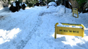 Ο Νορβηγός πρέσβης καθάρισε με φτυάρι τα χιόνια έξω από το σπίτι του