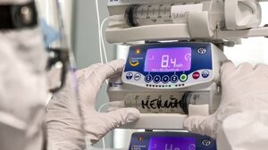 «Ο ιός οπισθοχωρεί, τα νοσοκομεία πρέπει να αρχίσουν να επιστρέφουν σε φάση κανονικότητας»