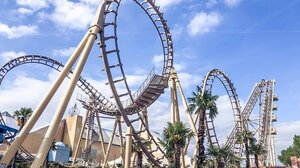 Εγκλωβισμένοι σε τρενάκι θεματικού πάρκου βρίσκονται επτά άνθρωποι