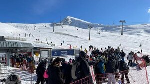 «Πλημμύρισε» κόσμο το χιονοδρομικό κέντρο Παρνασσού