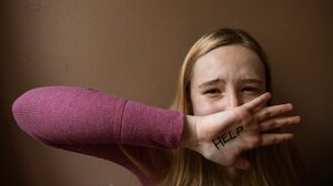 Άνδρας φέρεται να χειροδίκησε σε ανήλικα κορίτσια