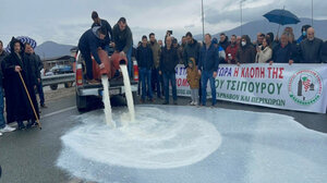 Παραγωγοί από τον Τύρναβο έκλεισαν την Εθνική Οδό Λάρισας – Κοζάνης