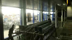 Ο Ρουβίκωνας έσπασε με βαριοπούλες το σούπερ μάρκετ όπου συνελήφθη η ηλικιωμένη