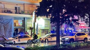 Νέα Ιωνία: Εγκλωβισμένος διαρρήκτης απειλεί αστυνομικούς