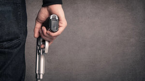 Σημάδεψε την πρώην γυναίκα του με το όπλο -«Δεν τη γλιτώνεις»