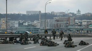 Ο Ζελένσκι καλεί τον Πούτιν σε διαπραγματεύσεις - Μάχες σώμα με σώμα στο Κίεβο 