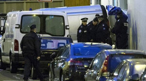 Υπέκυψε ο άνδρας που απειλούσε με μαχαίρι αστυνομικούς στο Παρίσι 