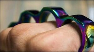 Ανήλικος συνελήφθη με ... σιδερογροθιά