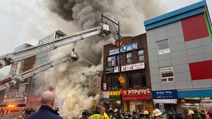 Μεγάλη πυρκαγιά σε εμπορικό κέντρο της Νέας Υόρκης