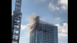 Μεγάλη πυρκαγιά σε πολυώροφο κτίριο στο ανατολικό Λονδίνο - Δείτε βίντεο 