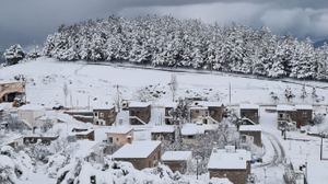 Στα λευκά η Κρήτη - Στο δρόμο τα εκχιονιστικά, κλειστά σχολεία 