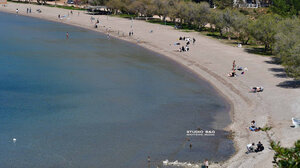 Με τις πρώτες ανοιξιάτικες λιακάδες άρχισαν τα μπάνια στο Ναύπλιο