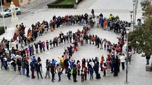 Τα παιδιά ζωγραφίζουν και σχηματίζουν το σήμα της ειρήνης!