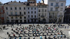 Ουκρανία: 109 άδεια παιδικά καρότσια, σύμβολο των παιδιών που σκοτώθηκαν στον πόλεμο