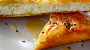 Φέτα με μέλι τυλιχτή σε τραγανό φύλλο κρούστας