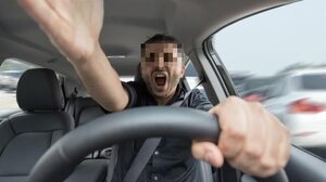 Πήγαινε αντίθετα στο μονόδρομο, τον πλάκωσε και στο ξύλο! 